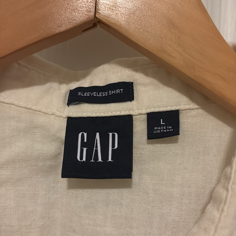 GAP Cream Sleeveless Button Down Shirt - Picture 2 of 4